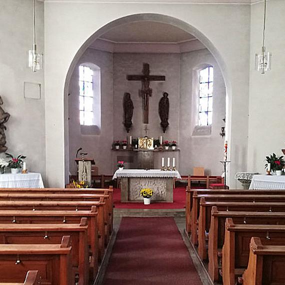 Innen- und Außenaufnahmen der Kirche in Wolfersgrün