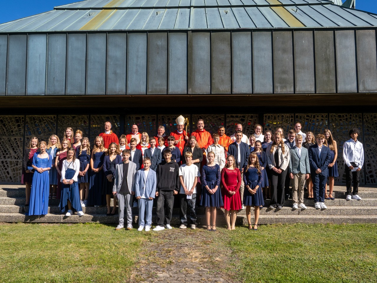 Die diesjährigen Firmlinge mit Erzbischof Herwig Gössl (hinten Mitte) und mit den Konzelebranten.